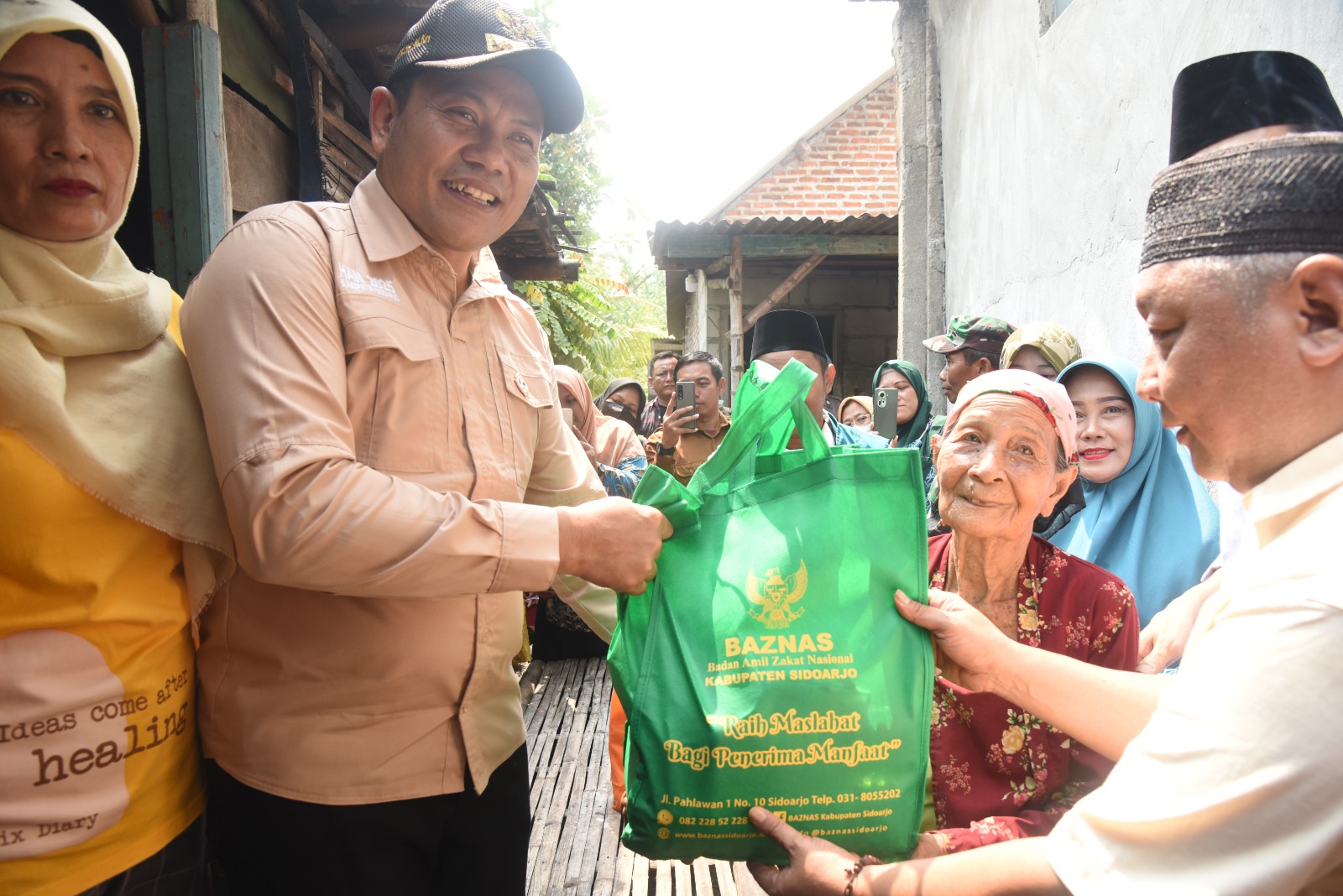 Bupati Sidoarjo Bantu Rehab Rumah Warga Tarik