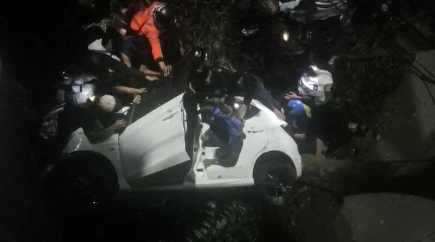 Mobil Brio Terjun Bebas di Viaduk Gubeng Surabaya, 2 Orang Terluka
