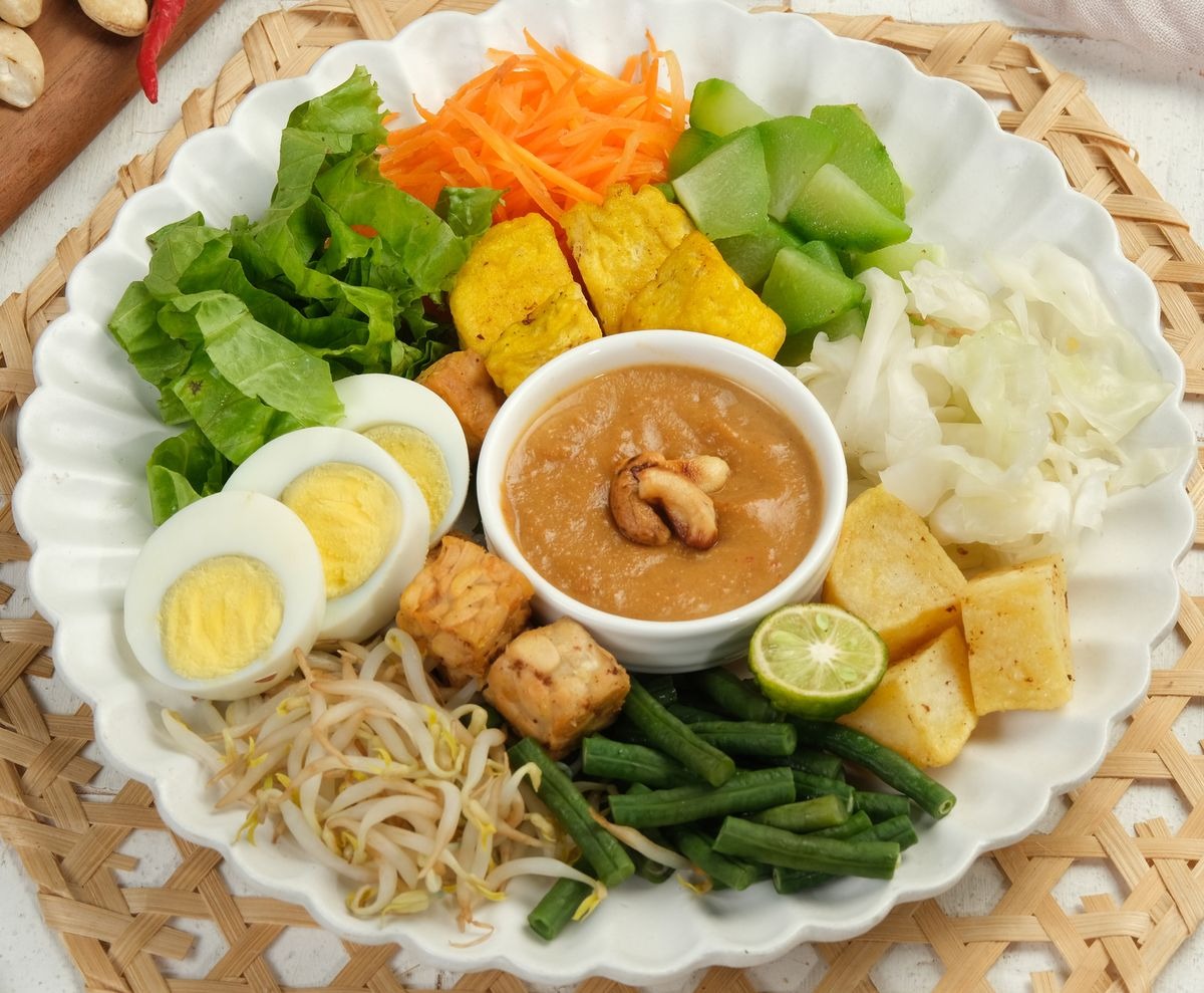 Gado-Gado Sering Dianggap Sehat, Bumbu Kacang Bisa Bikin Kalori Melonjak