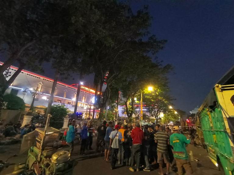 Ratusan Truk Terparkir, Jalan Pahlawan Lumpuh Total Akibat Demo Sopir Tolak ODOL