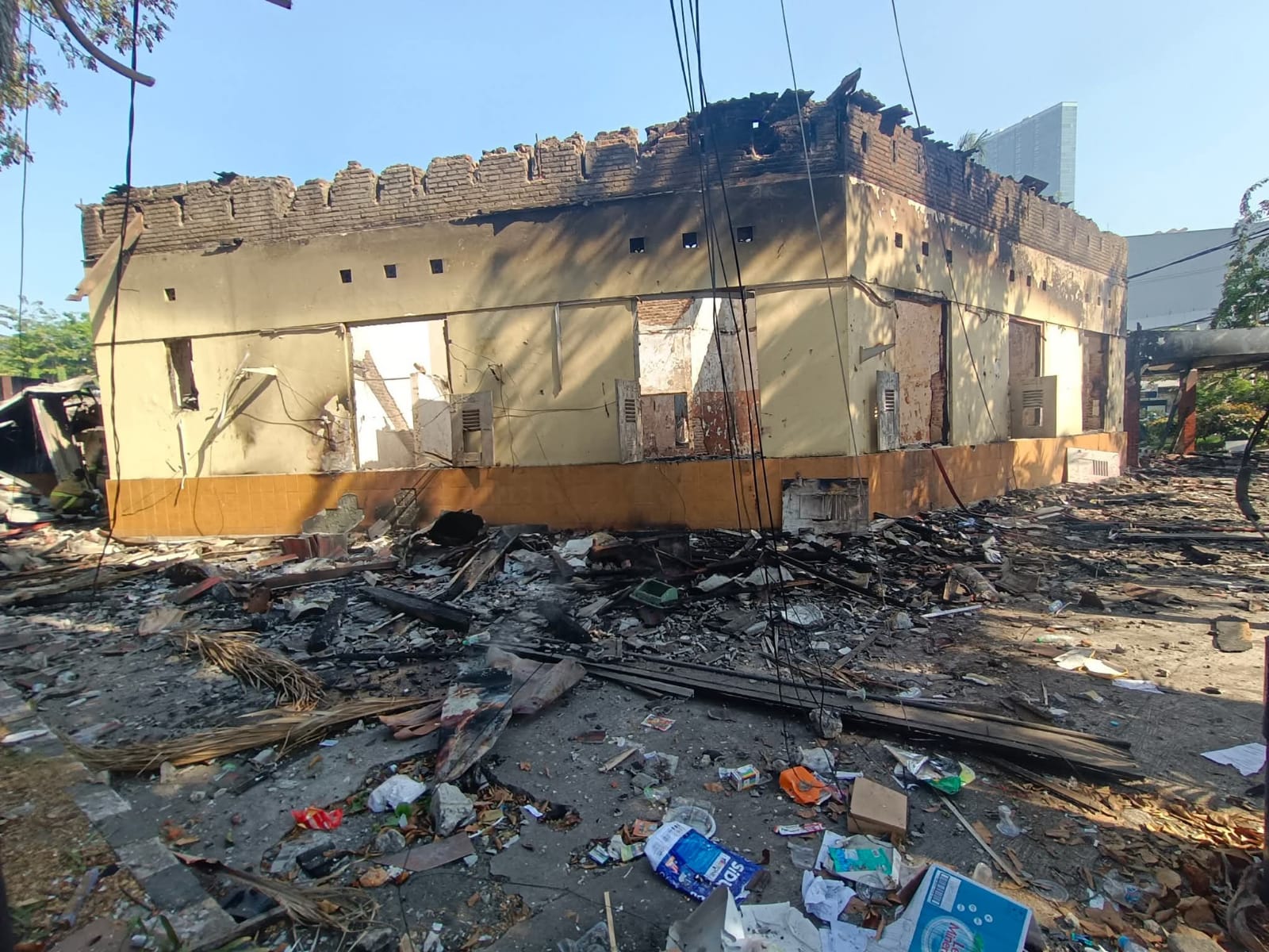 Markas Dibakar Perusuh, Anggota Polsek Tegalsari Berkantor di Kecamatan