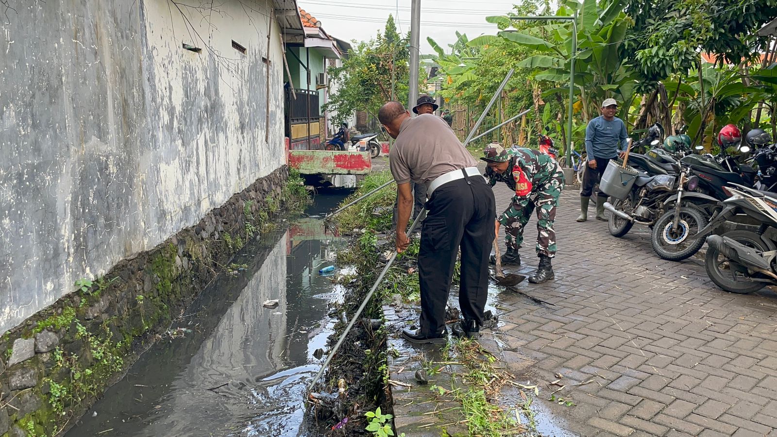 Antisipasi Banjir, Polsek dan Koramil Buduran Bersama Warga Kerja Bakti Bersihkan Sungai