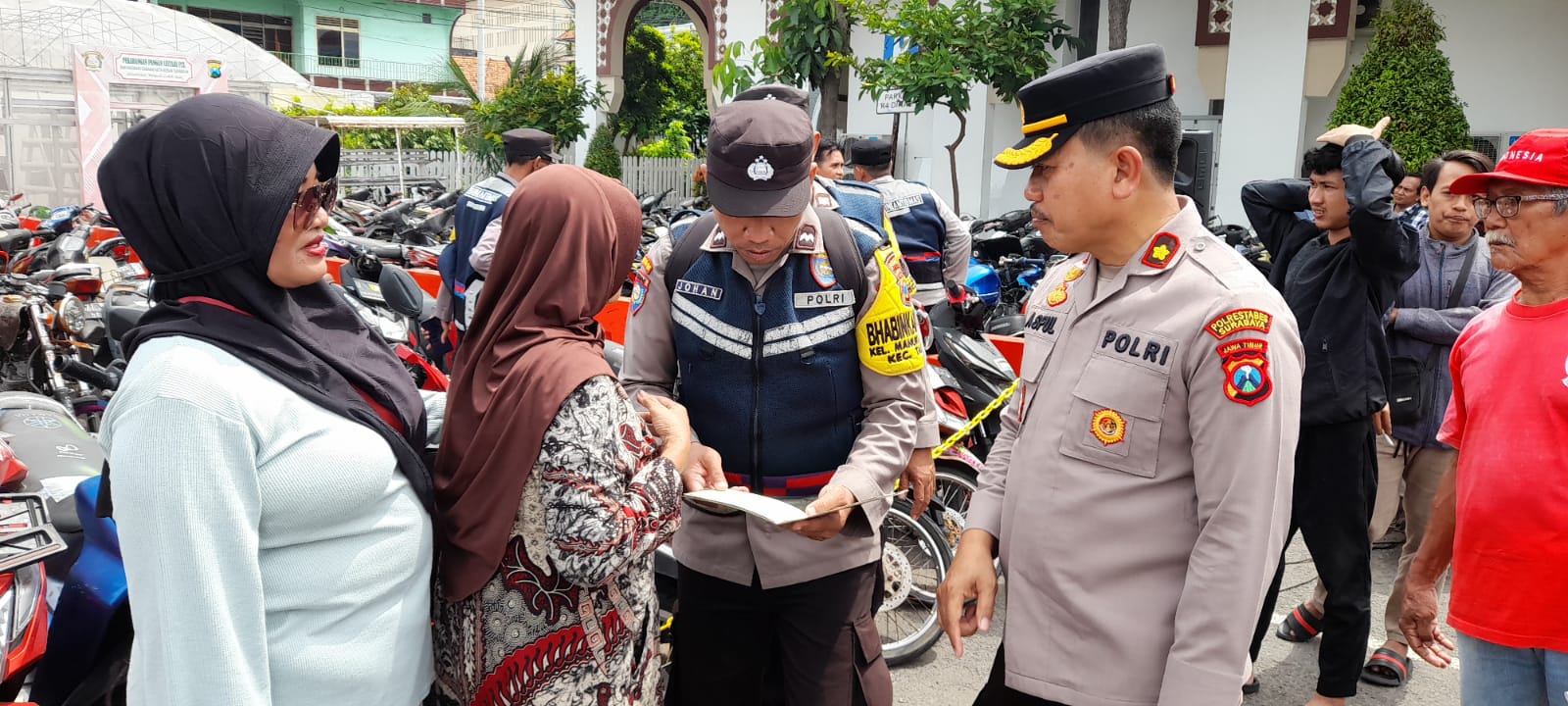 Wujud Pelayanan Prima, Kapolsek Tandes Dampingi Warga Ambil Motor di Mapolrestabes Surabaya