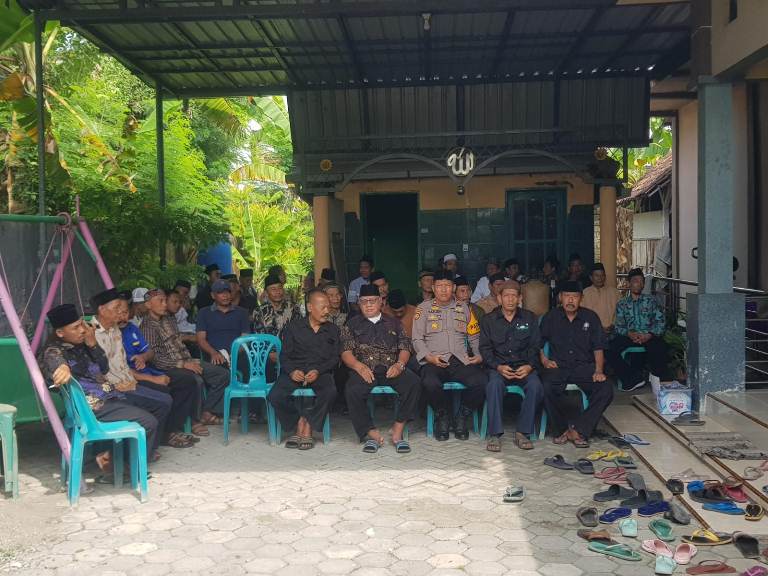 Kapolsek Baureno Takziah ke Rumah Tokoh Perguruan Silat yang Wafat di Desa Trojalu