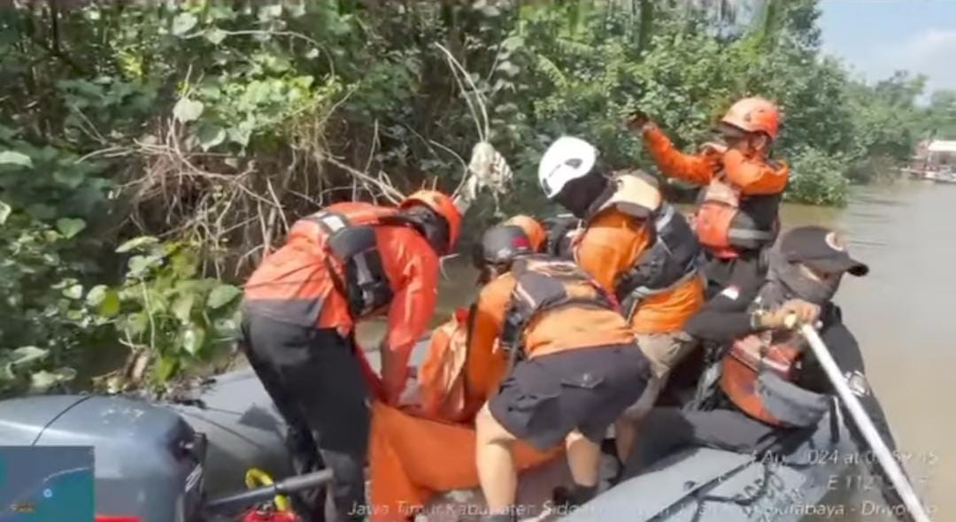 Tangis Istri Pecah Sambut Jenazah Suami dan Balitanya usai Tenggelam di Sungai Kalimas Gresik