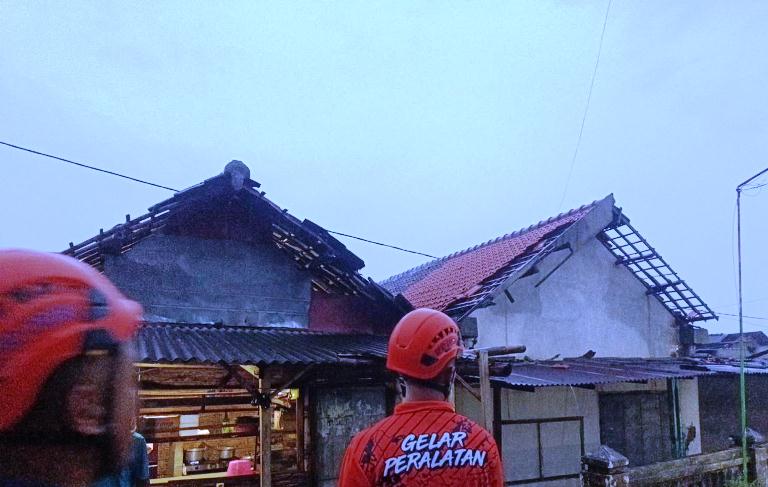 Rumah Rusak Akibat Puting Beliung di Driyorejo Gresik Mencapai 100 Unit