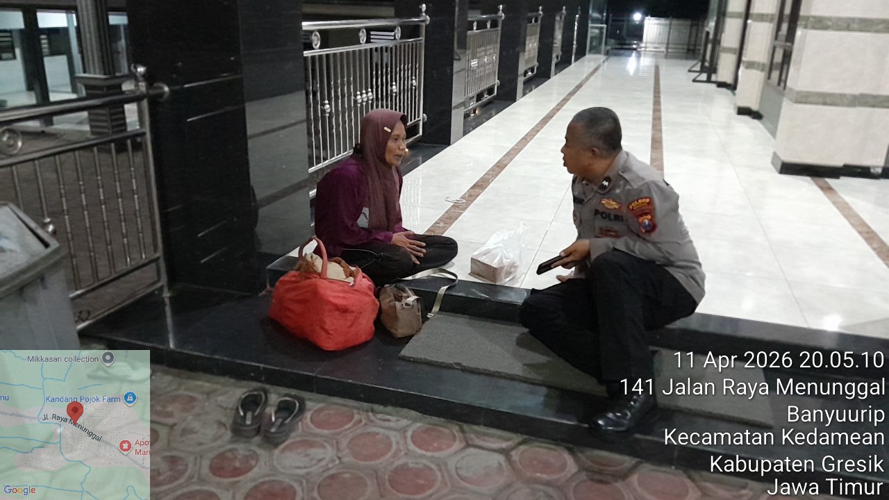 Respons Cepat Polisi Gresik Bantu Warga Terlantar, Diantar Naik Bus ke Terminal Bunder