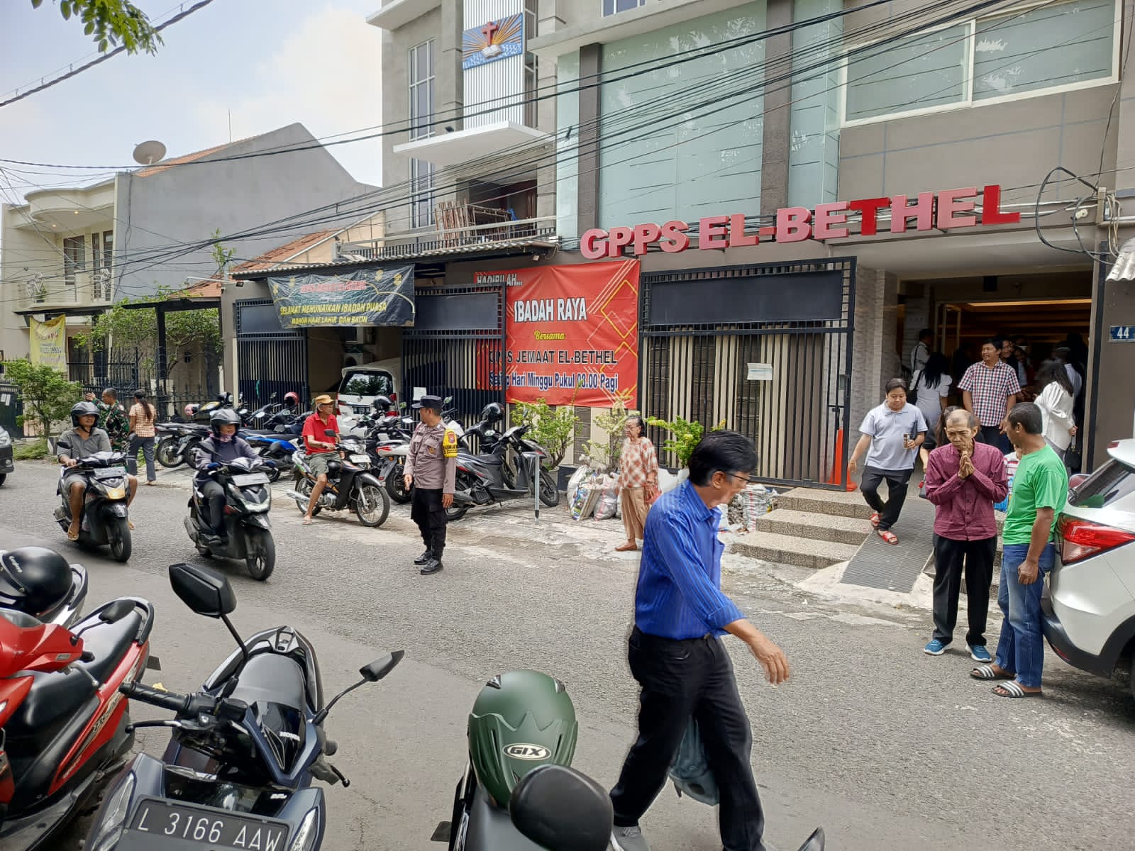 Pengamanan Ketat Ibadah Paskah di Gereja GGPS EL-Bethel Sukomanunggal