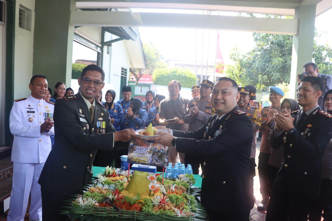 Kapolres Pasuruan Beri Kejutan saat HUT ke-79 TNI