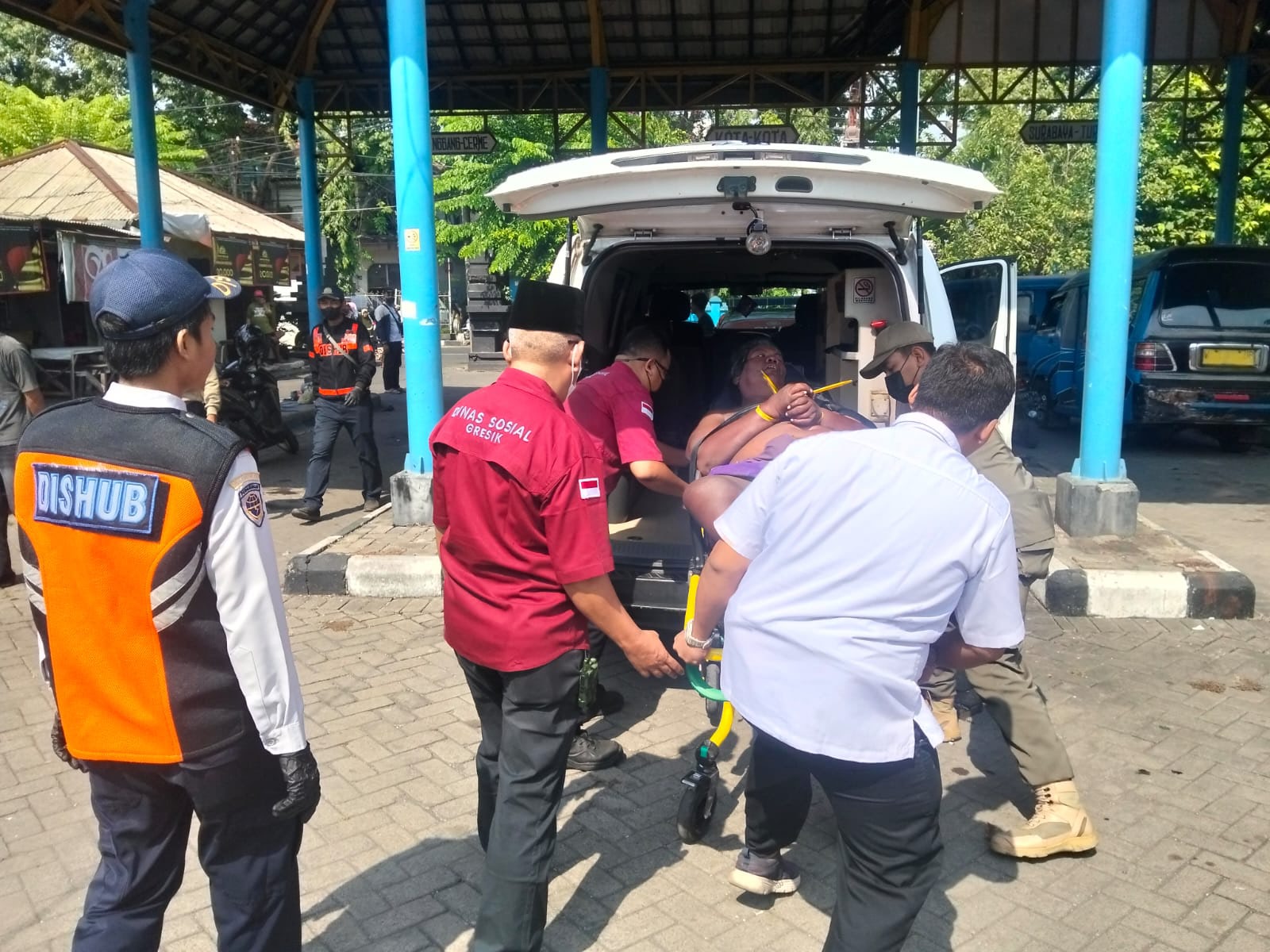 Resahkan Warga, Dinsos Gresik Evakuasi Orang Terlantar di Jalan Gubernur Suryo