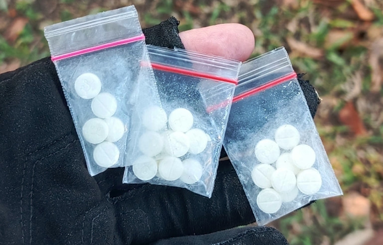 Hentikan Pelanggar Lalu Lintas, Temukan Puluhan Pil Koplo