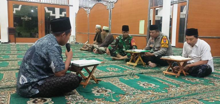 Perkuat Silaturahmi dan Kamtibmas Sidoarjo, Bhabinkamtibmas Desa Wedi Tadarus Bersama Warga