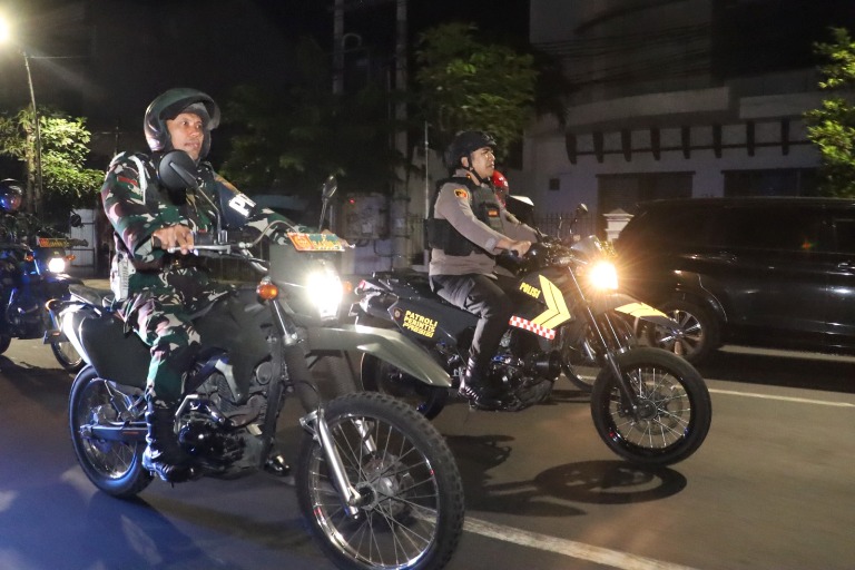 Ciptakan Kondusivitas Surabaya, Kapolres Pelabuhan Tanjung Perak Surabaya Pimpin Patroli Skala Besar