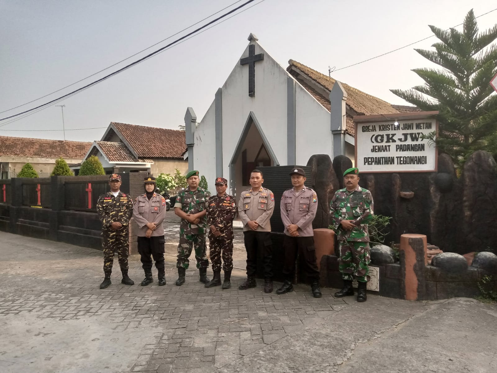 Berikan Rasa Aman, Polres Kediri Pam Ibadah Kenaikan Isa Almasih di Gereja