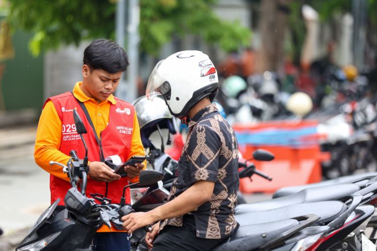 Pemkot Surabaya Terapkan Parkir Digital, Kini 819 Jukir Tanpa Transaksi Tunai