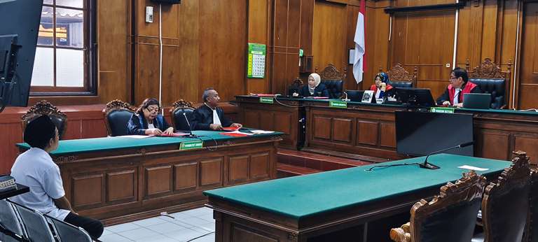 Tak Terima Dilerai, Pria Ini Main Hajar di Depan Kelab Malam