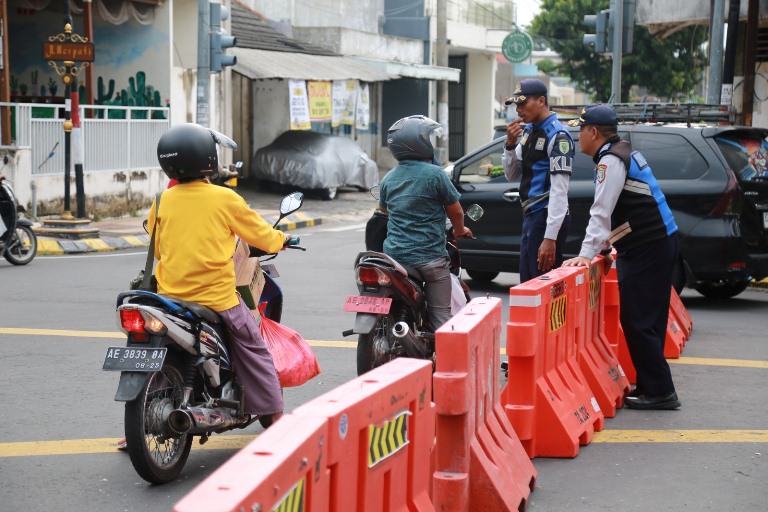 Warga hingga Pengguna Jalan Keluhkan Penutupan Jalan untuk Grand Opening Hotel di Madiun