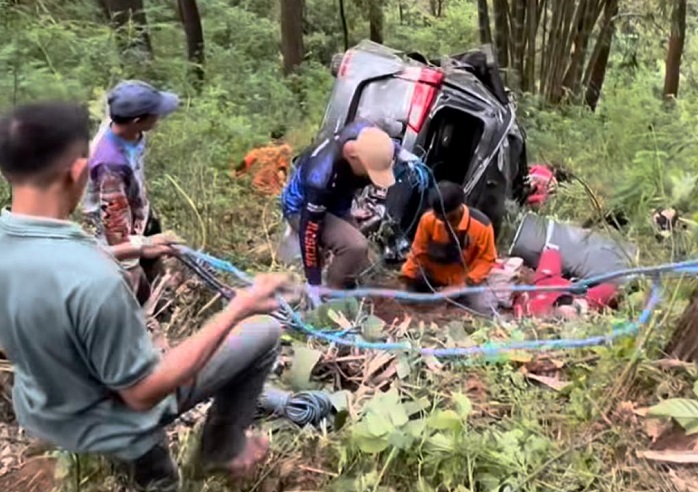 Sempat Diingatkan Keluarga, Innova Reborn Terjun ke Jurang di Cangar