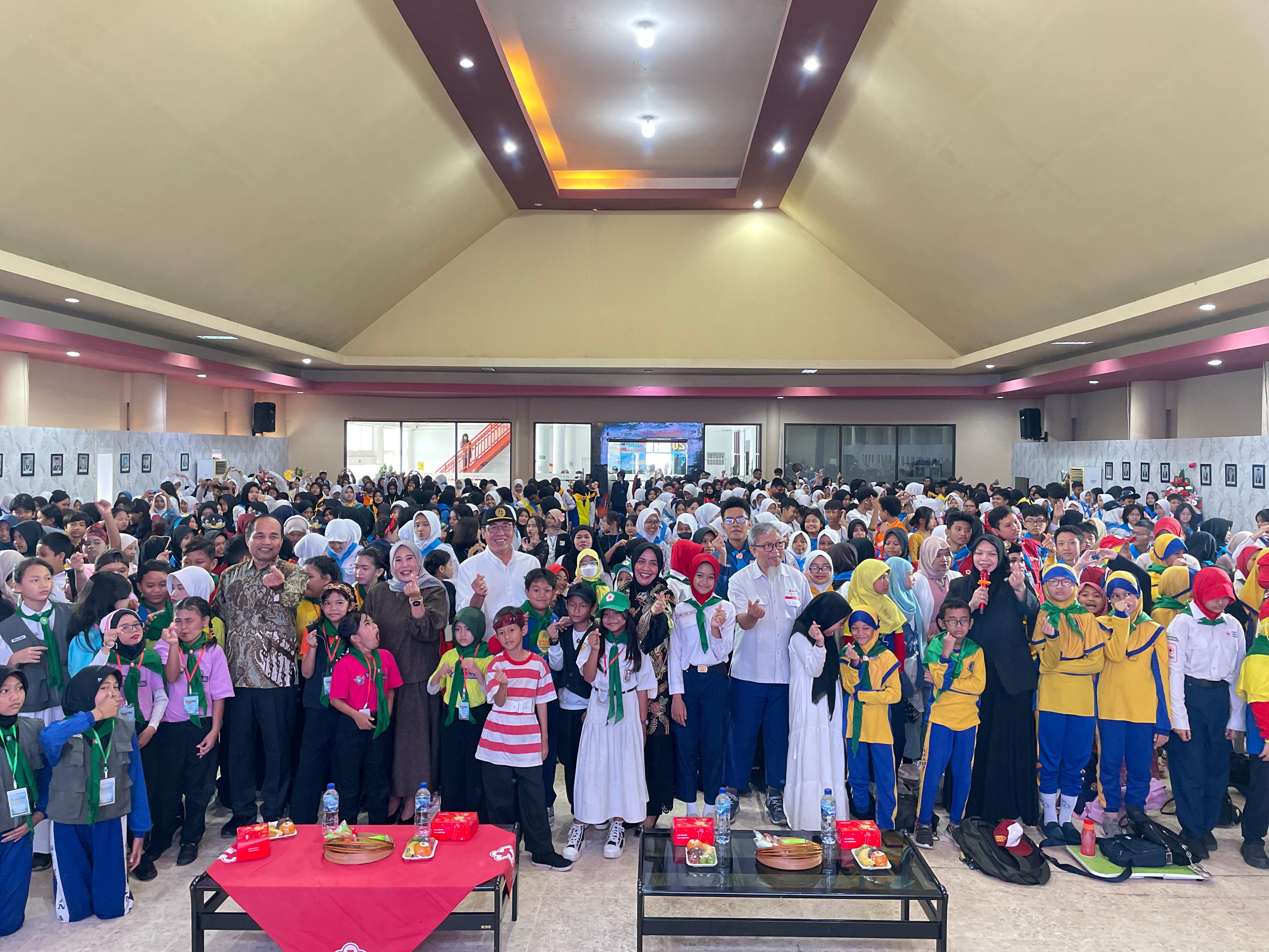 Ribuan Pelajar Surabaya Ikuti Festival PMR 2025 di Unitomo