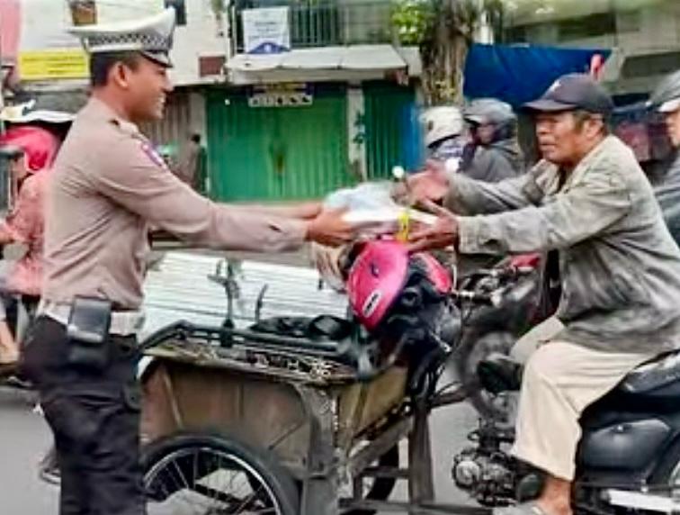 Jumat Berkah, Satlantas Polrestabes Surabaya Berbagi Paket Makanan ke Pengguna Jalan