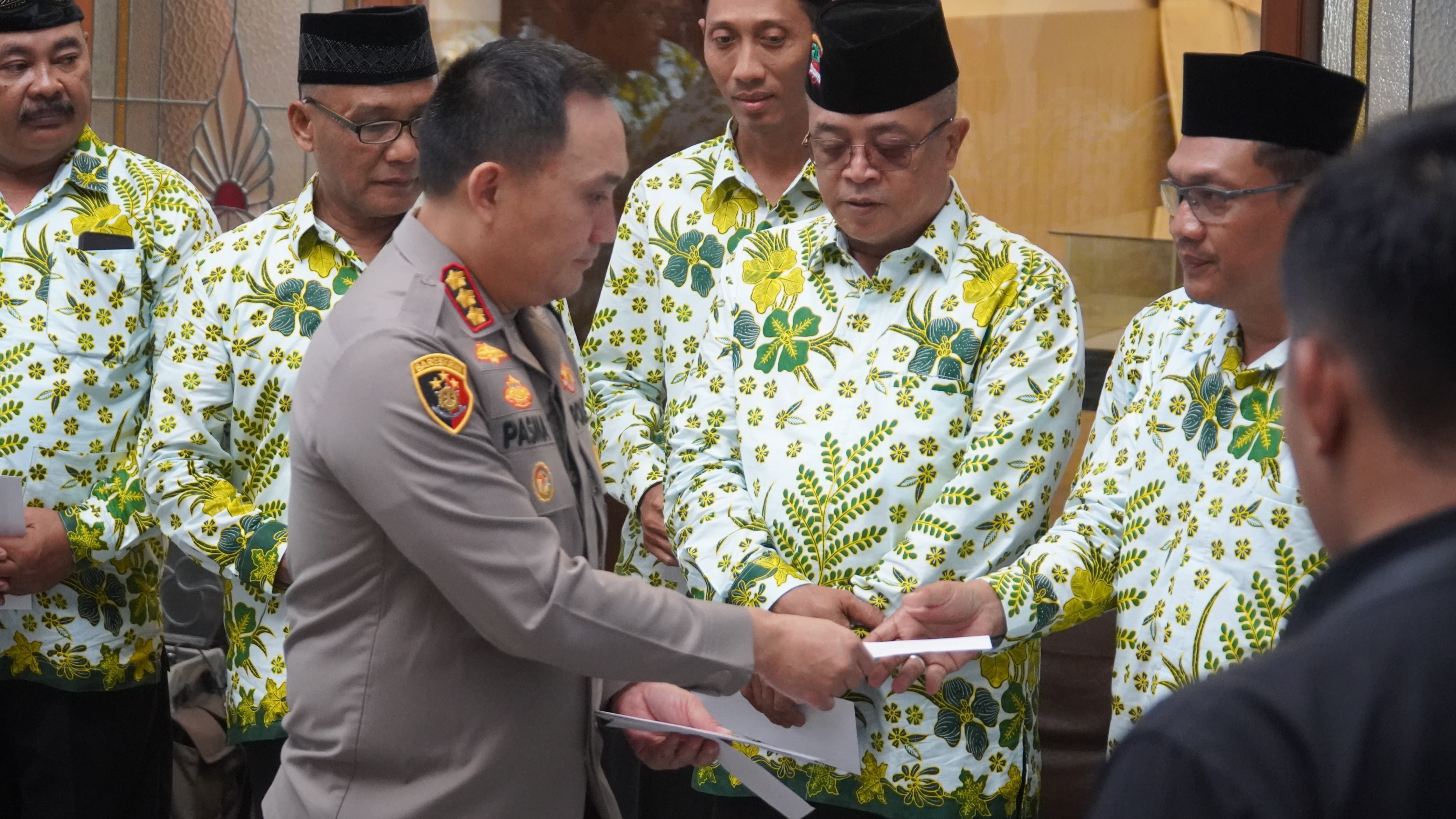 Kapolrestabes Surabaya Berangkatkan 17 Anggota TNI-Polri dan Masyarakat Umrah Gratis