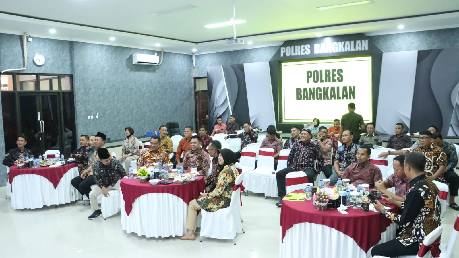 Sarat Makna dan Pesan Moral, Kapolres Bangkalan Bersama Forkopimda Nobar Wayang Kulit Amarta Binangun