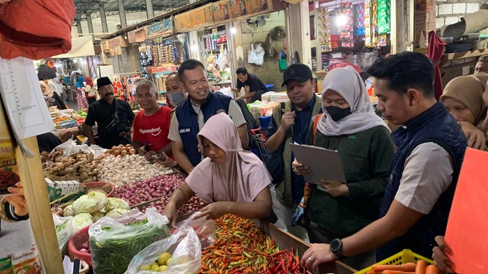 Polres Gresik dan Bapanas Sidak Harga Bapokting Pasca-Lebaran di Pasar Baru, Cabai Masih Mahal