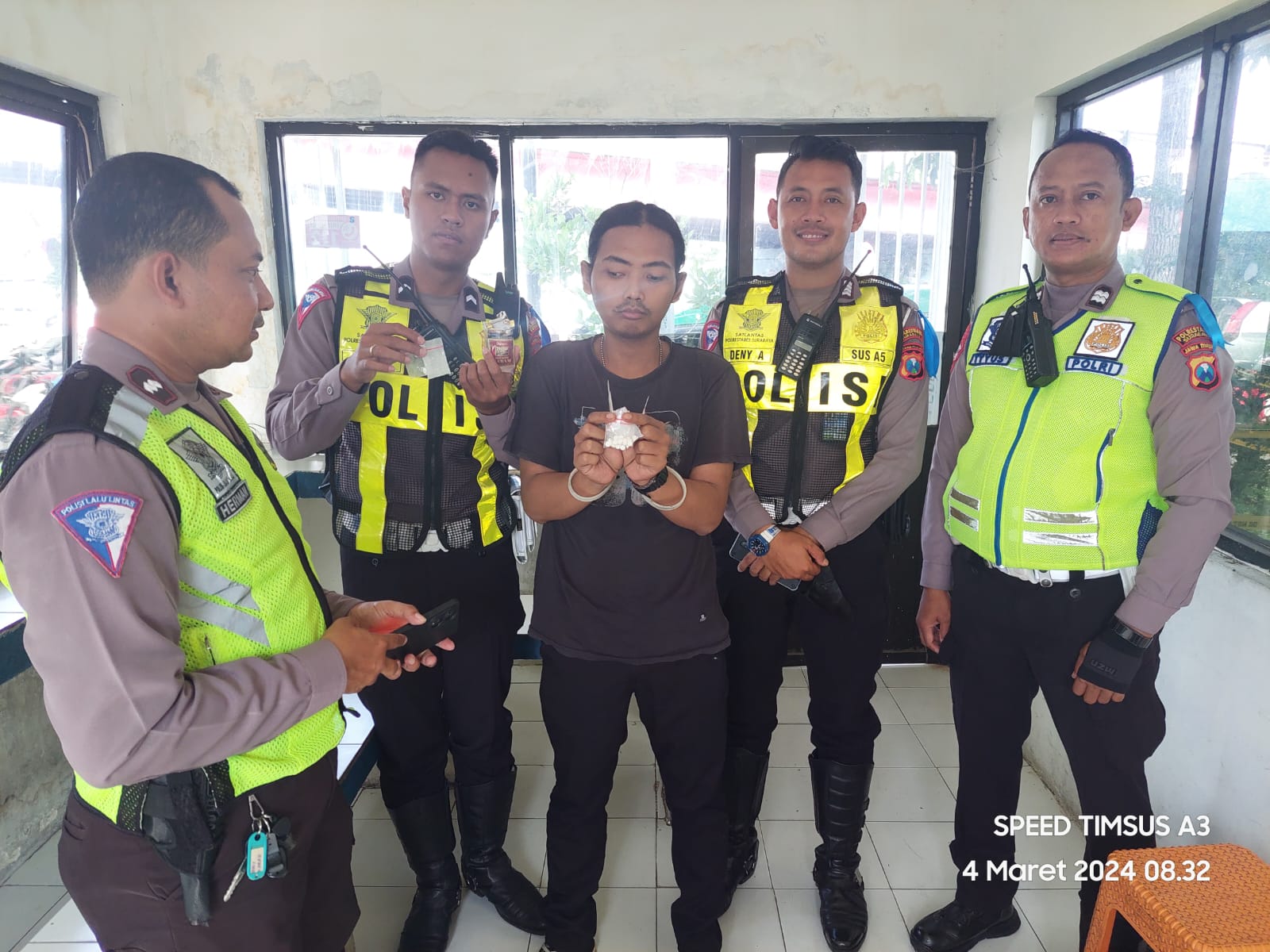 Anggota Satlantas Polrestabes Surabaya Tangkap Pemotor Bawa Pil Koplo