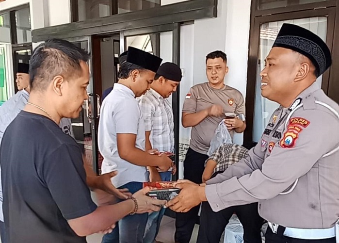 Polres Ngawi Gelar Jumat Berkah, Bagikan Nasi kepada Masyarakat