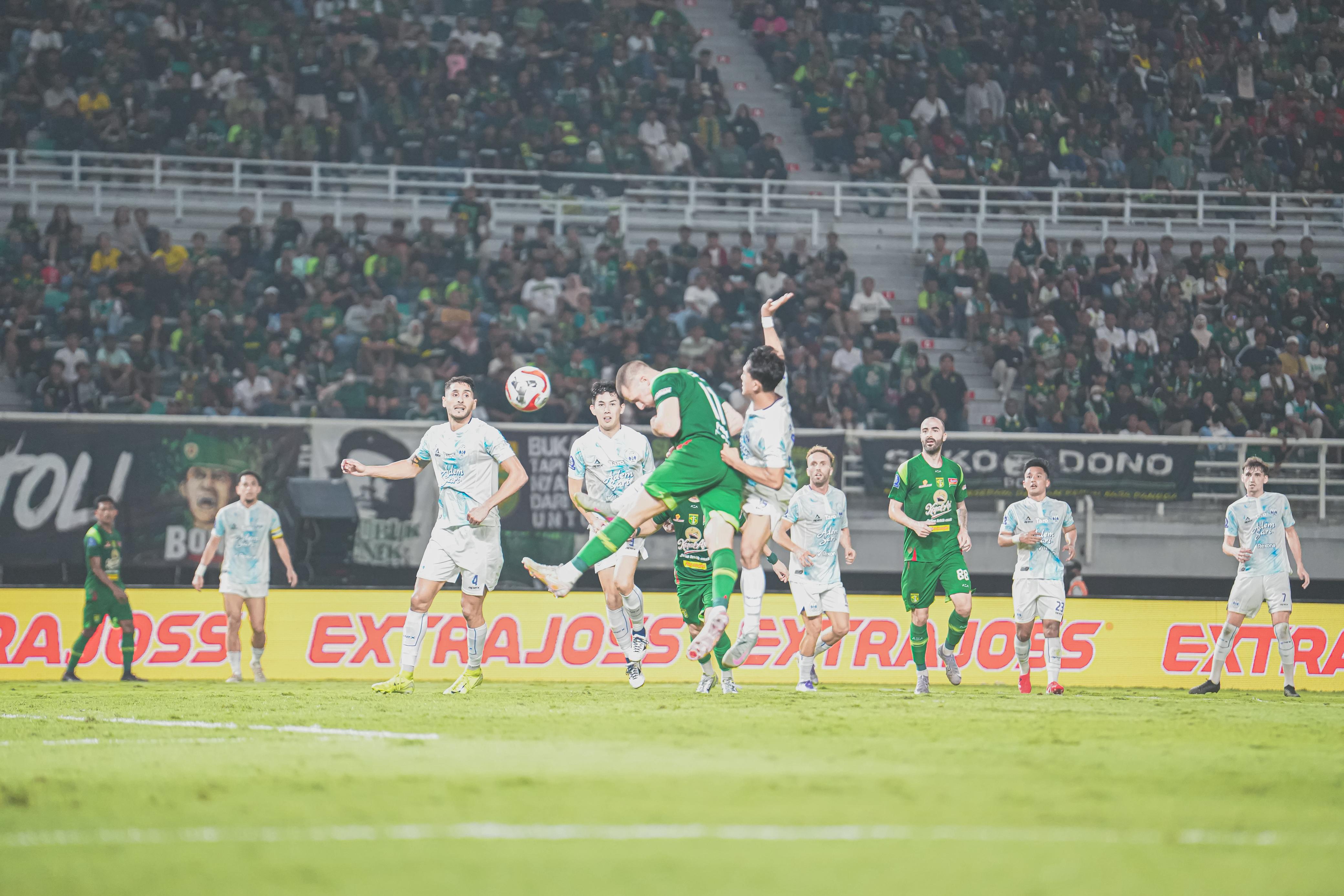 Gempuran Persebaya Dipatahkan Penampilan Cemerlang Kiper Cahya Supriadi: Skor Kacamata di Babak Pertama