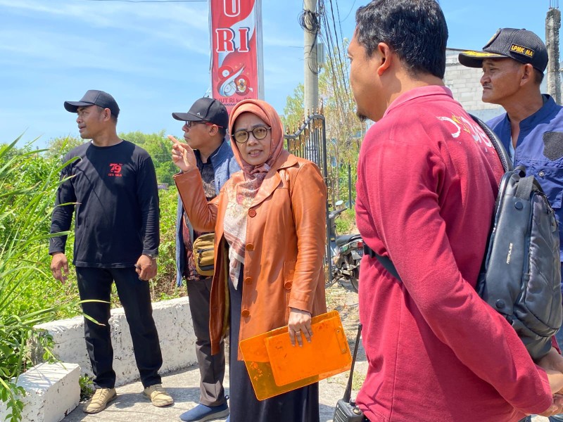 Aning Rahmawati Tinjau Saluran Irigasi di Rungkut, Desak Pemkot Surabaya Segera Normalisasi