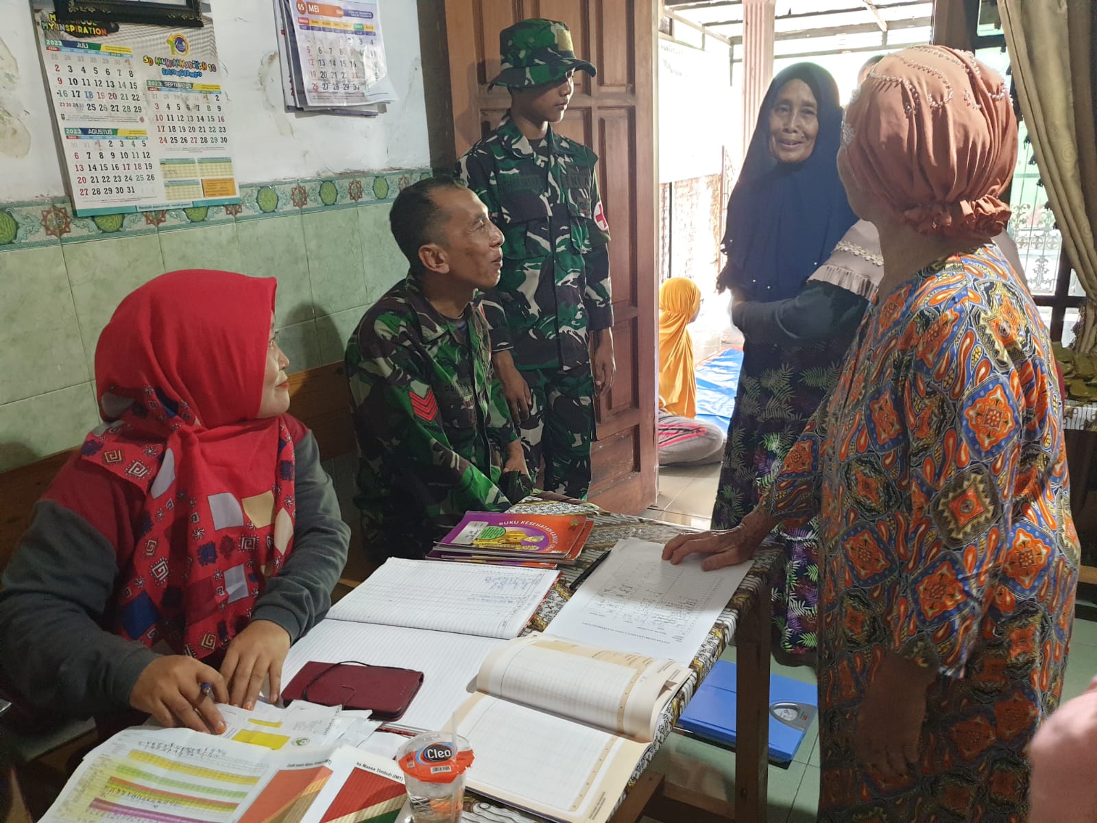 Sentuhan Kasih dan Kedekatan TNI Kodim 0816/Sidoarjo Membawa Senyum Lansia