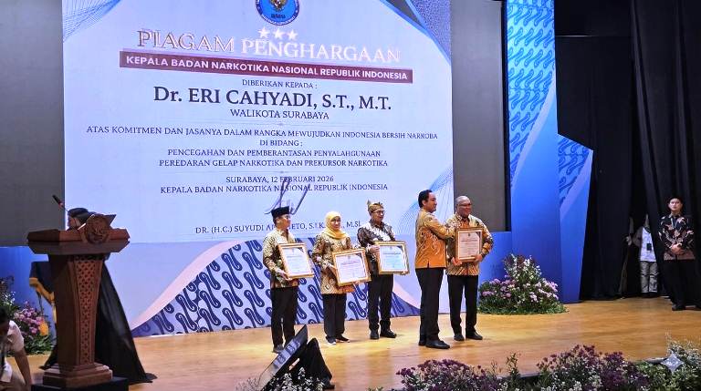 Komitmen Berantas Narkoba, Pemkot Surabaya Raih Penghargaan dari BNN RI