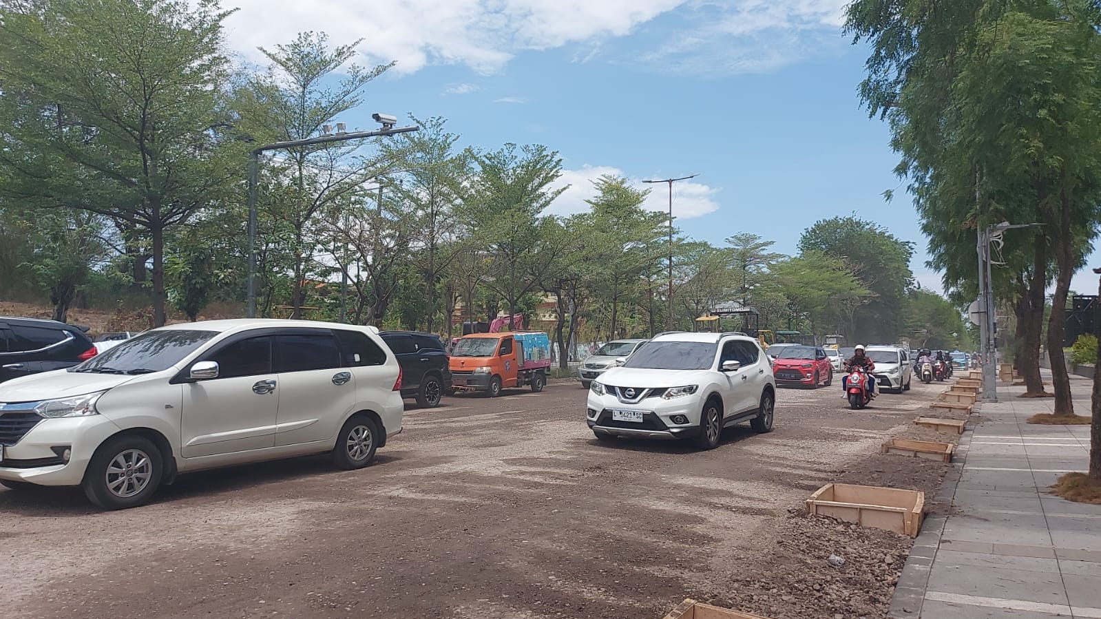 Warga Surabaya Tersiksa Proyek Peninggian Jalan Mayjen Sungkono