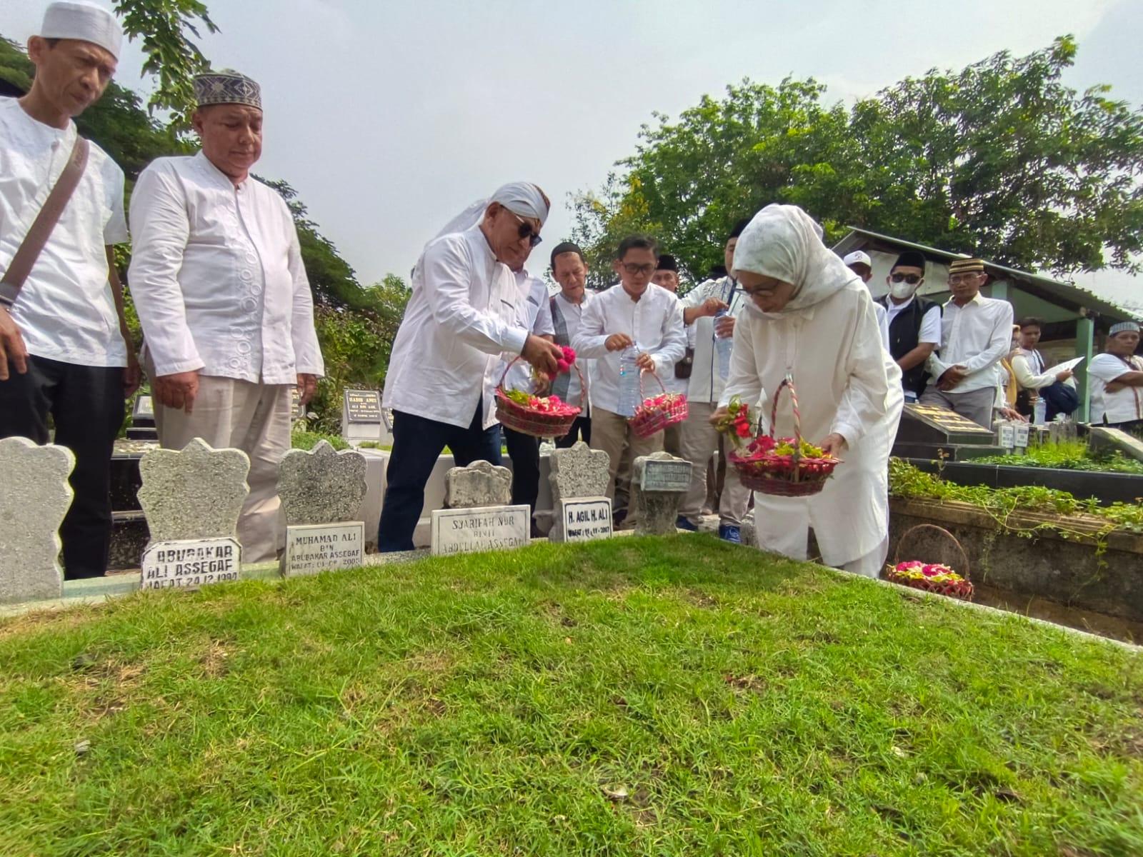 Peringati HUT Ke-54 Memorandum, Pimpinan dan Karyawam Ziarah ke Makam Pendiri