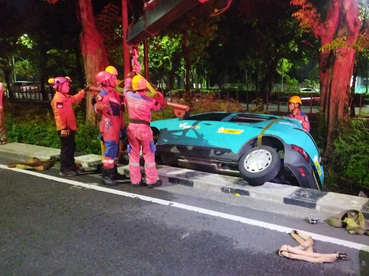Sopir Ngantuk, Taksi Listrik Masuk Saluran Air Wonokromo Surabaya