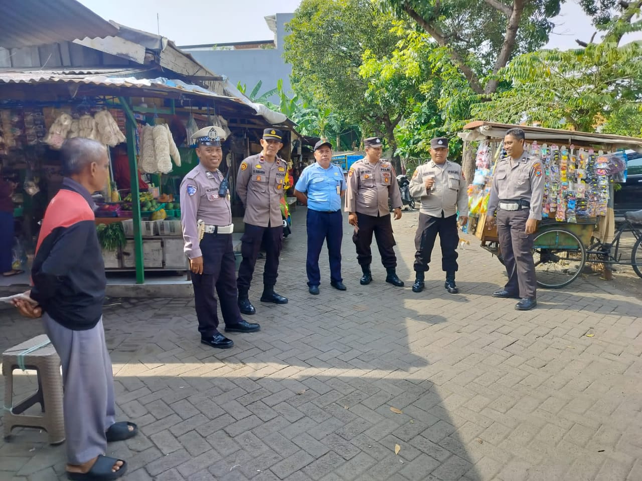 Ciptakan Rasa Aman, Polsek Gayungan Gencarkan Patroli 3C di Pasar Gayungsari