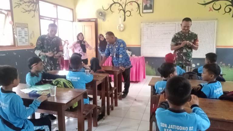 Babinsa Jatigono Kawal Pemberian Vitamin dan Obat Cacing di SDN Jatigono 01 Lumajang