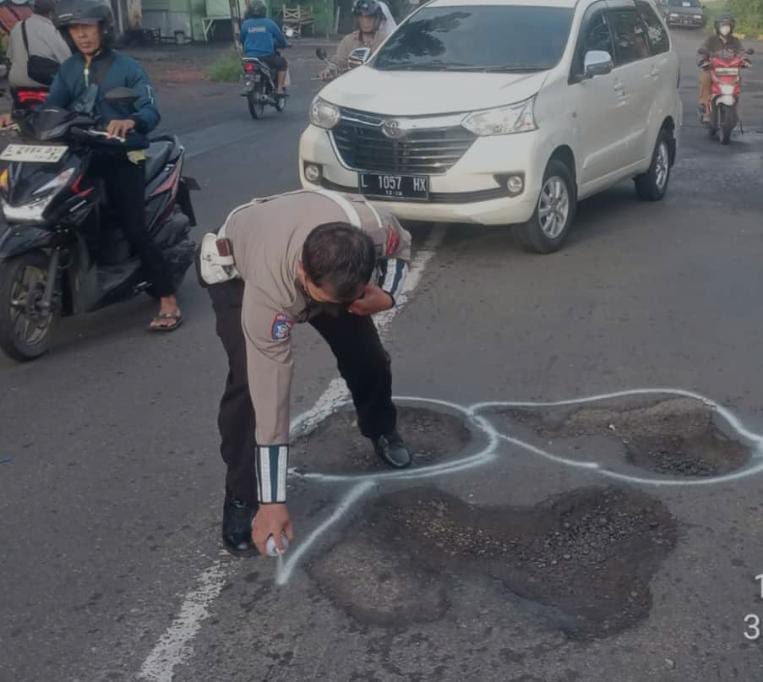 Polsek Karangpilang Antisipasi Kecelakaan Lalu Lintas dengan Penandaan Jalan Berlubang