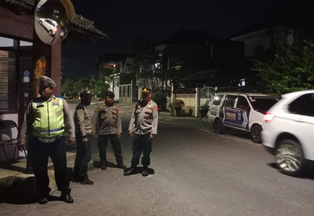 Patroli Malam Polsek Wonocolo Cegah Gangguan Kamtibmas