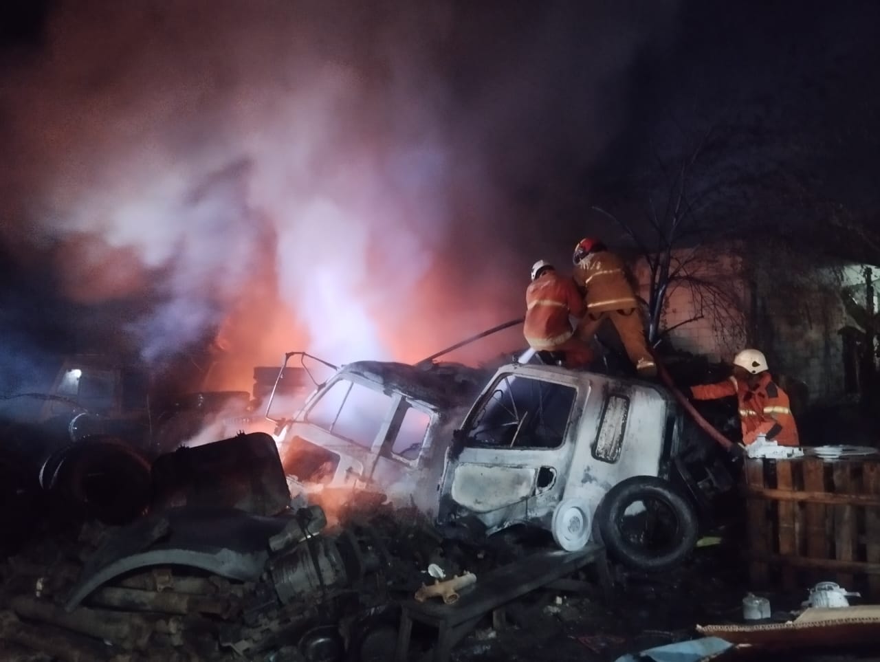 Kebakaran Landa Gudang Rongsokan di Kenjeran, 11 Unit Damkar Dikerahkan