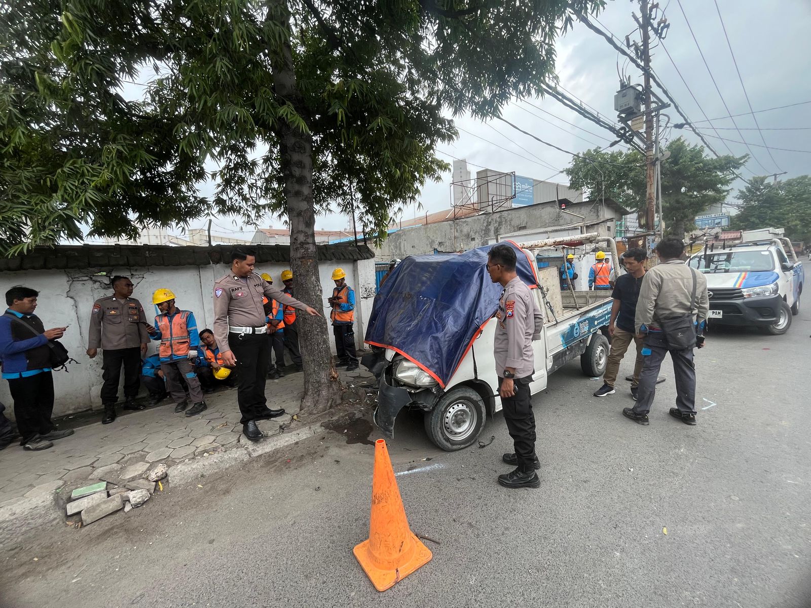 Diduga Mengantuk, Pengemudi Mobil PLN di Manyar Gresik Tewas Tabrak Pohon