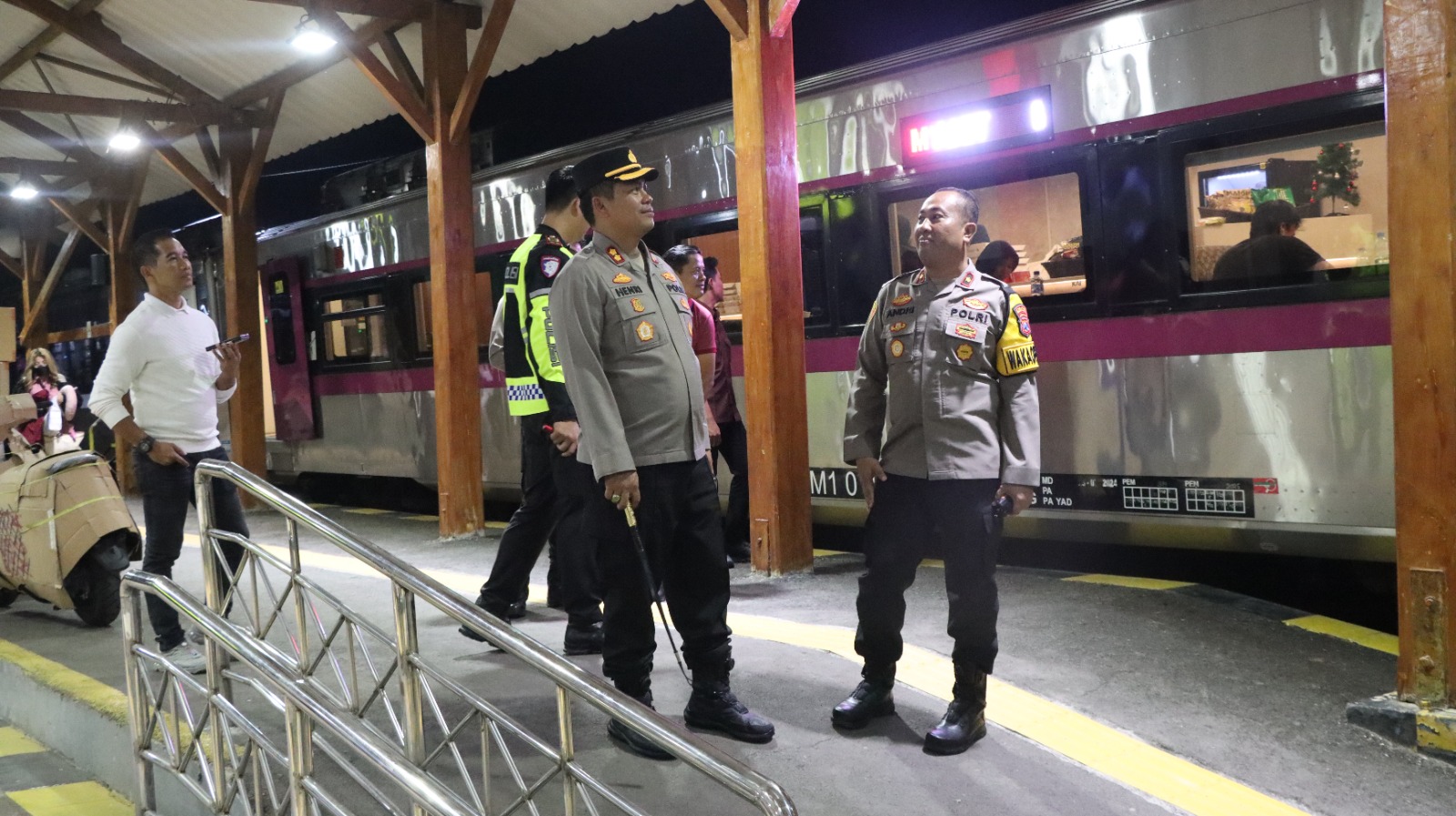 Pantau Lonjakan Penumpang Natal, Kapolres Nganjuk Tinjau Stasiun Kereta Api