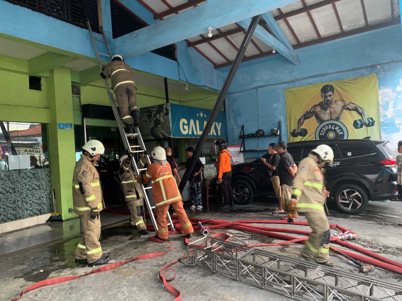 Korsleting Listrik, Atap Galaxy Gym Jalan Jarak Terbakar, Dua Orang Berhasil Dievakuasi