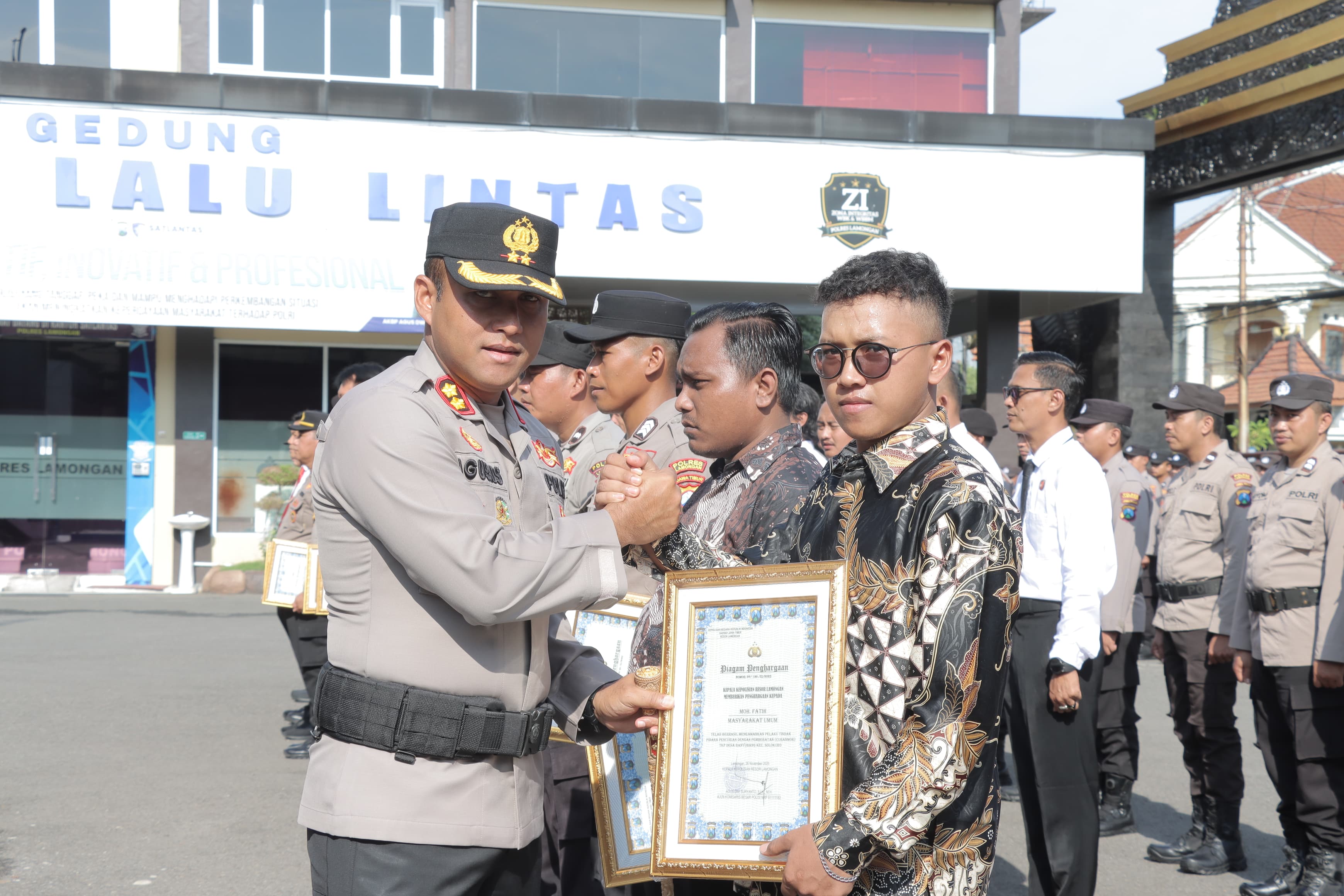 Torehkan Prestasi, Kapolres Lamongan Beri Penghargaan Anggota dan Masyarakat