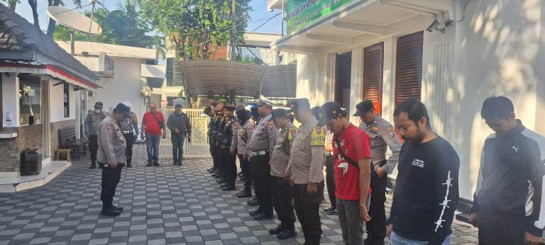 Polsek Sawahan Kerahkan Puluhan Personel Amankan Sidang di PN Surabaya