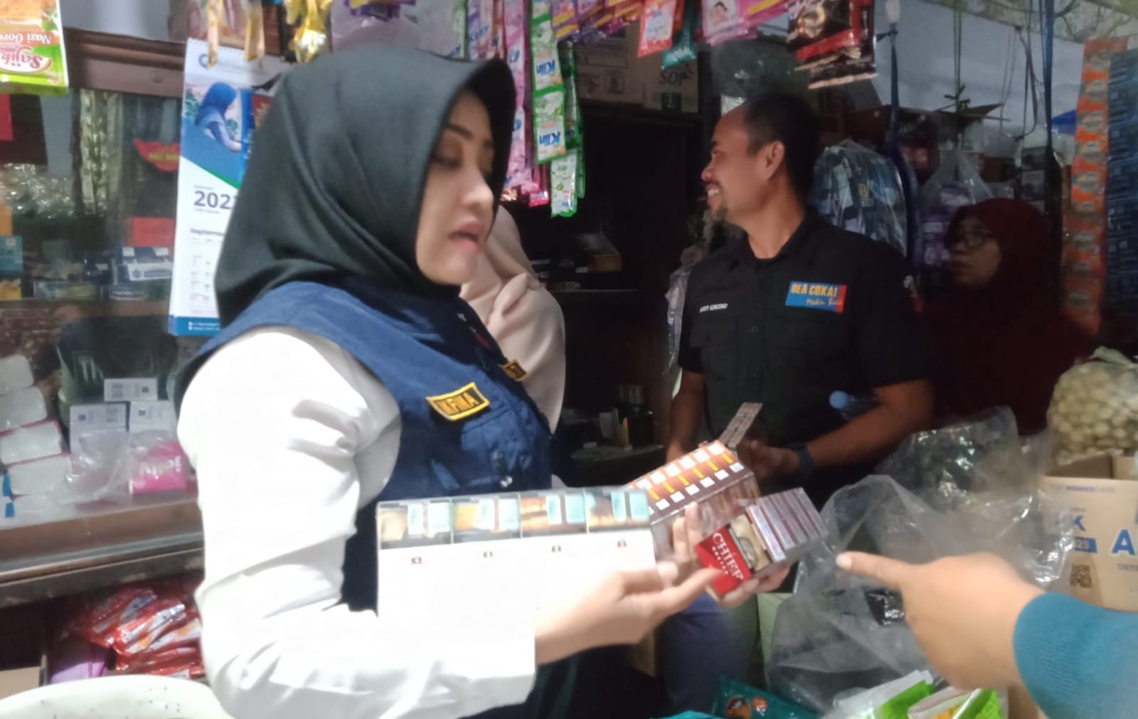 Gempur Rokok Ilegal, Bupati Ikfina bersama Bea Cukai Sidak Pasar Pohjejer