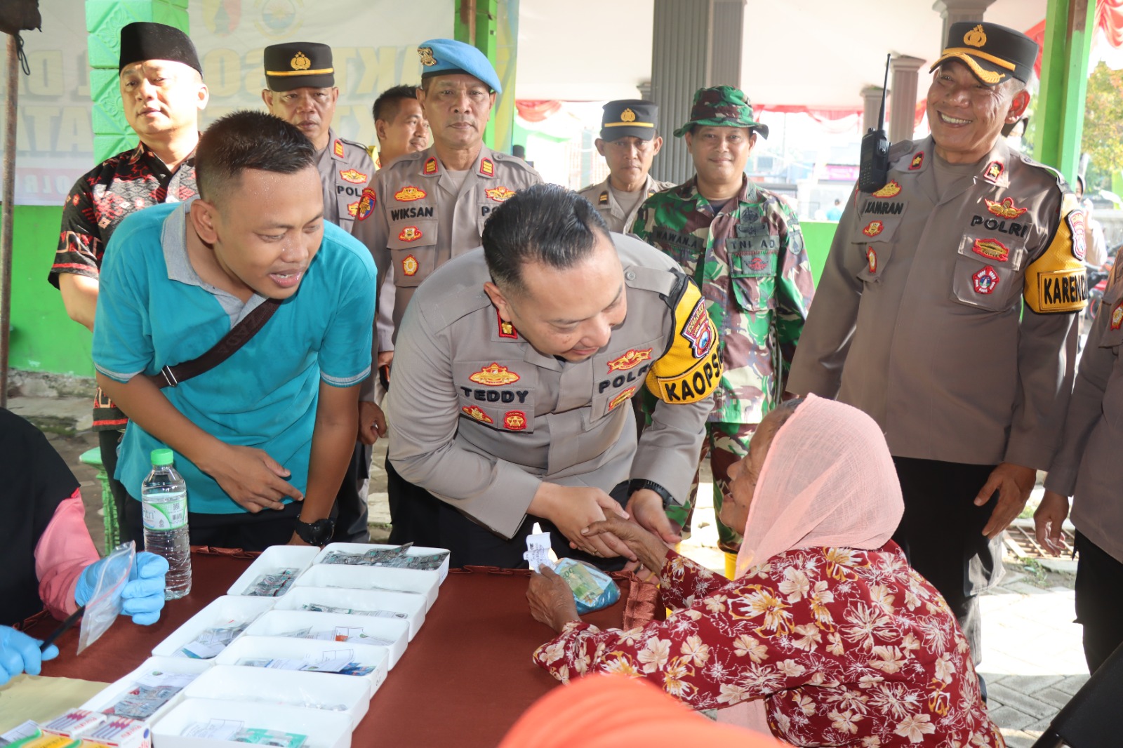 Kapolres Pasuruan Bagi Ratusan Paket Sembako dan Peduli Kesehatan Warga