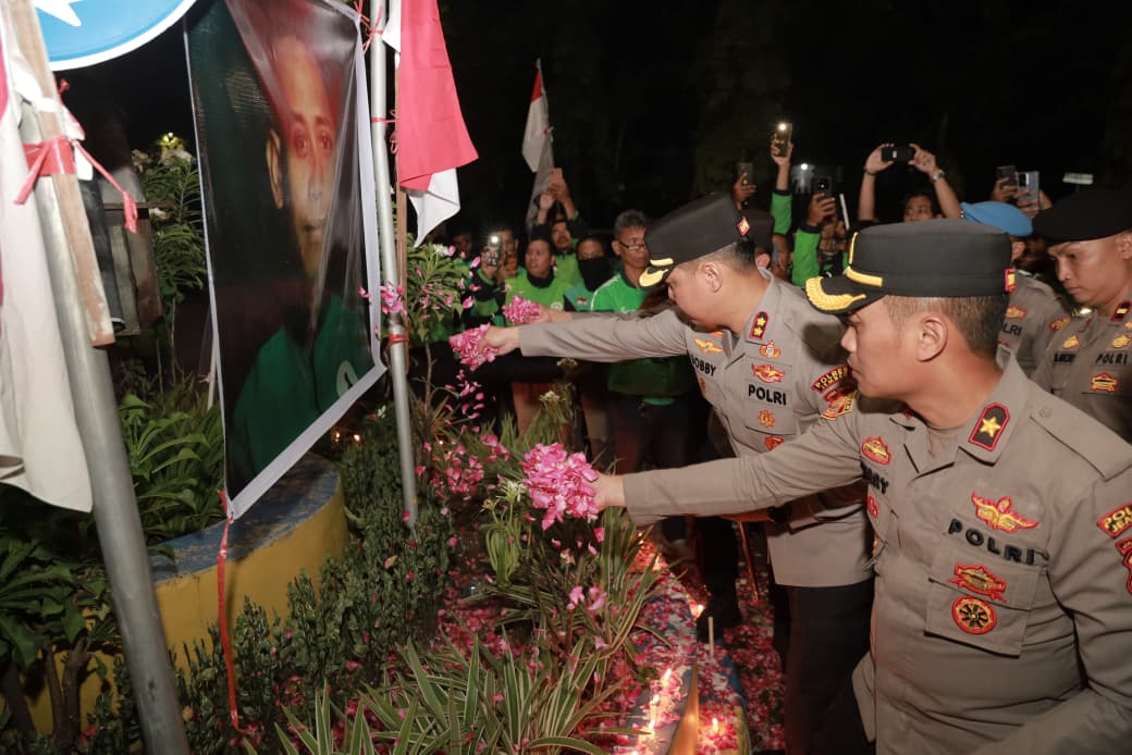 Kapolres Jember Temui Ribuan Ojol, Ikut Tabur Bunga dan Fasilitasi Salat Gaib untuk Affan Kurniawan