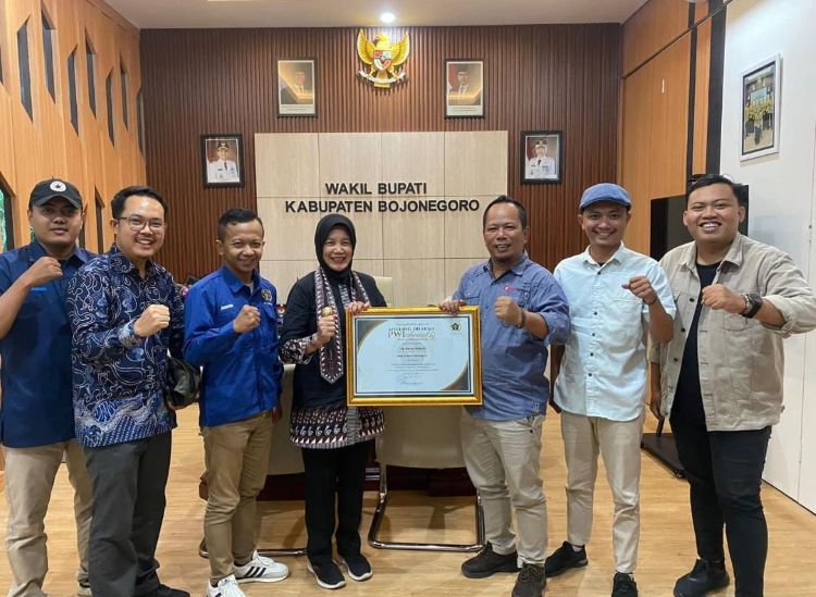 Wabup Nurul Azizah Terima Angling Dharma Award PWI Bojonegoro